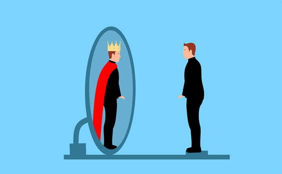 Homme se voyant comme un roi dans le miroir