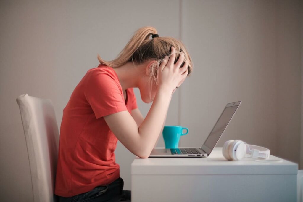 femme stressée qui se prend la tête à deux mains