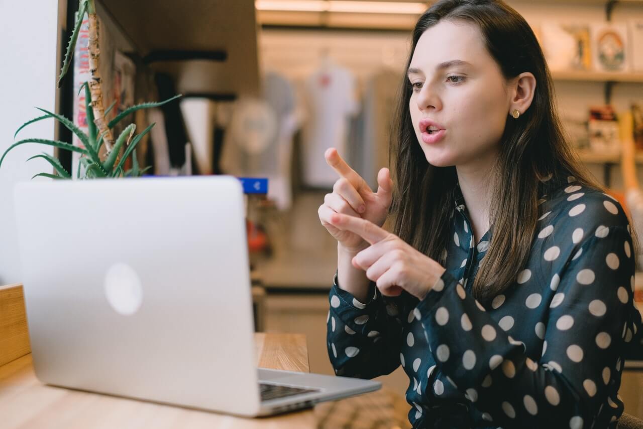 Femme qui parle par visio