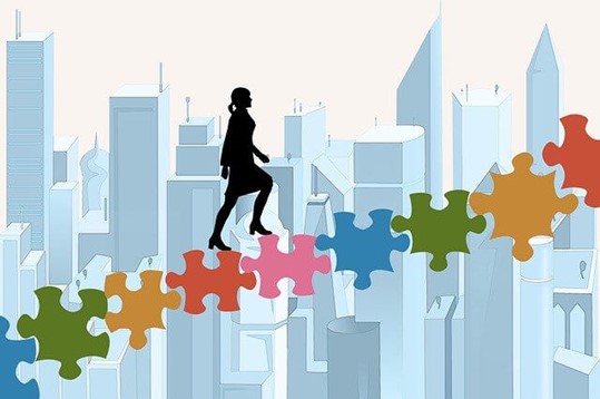 Femme montant des marches en puzzle