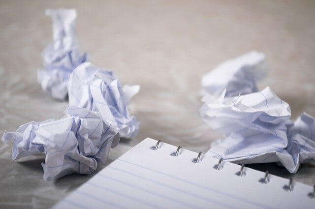 feuilles de papier chiffonnées