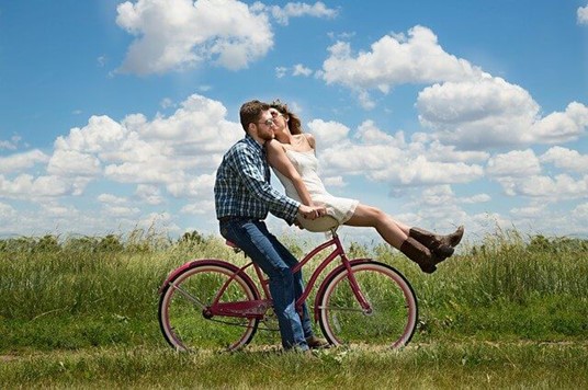 couple sur un vélo