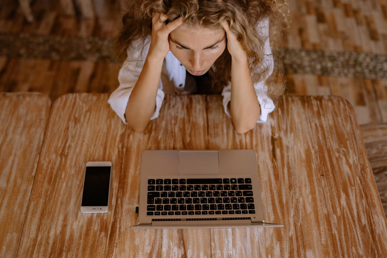 Femme stressée devant son ordinateur
