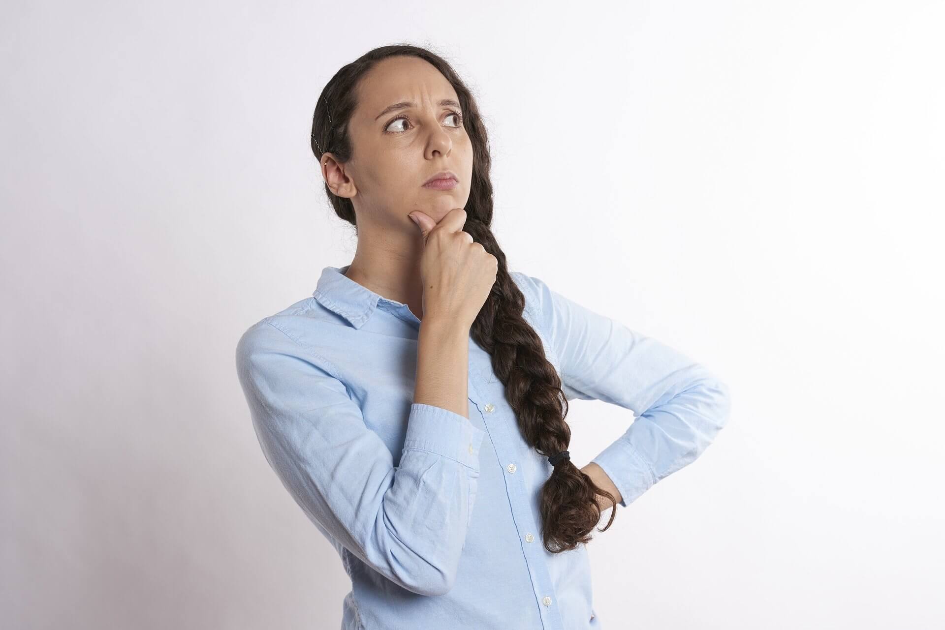 Comment se défaire de la peur qui empêche d'avancer Femme qui réfléchit