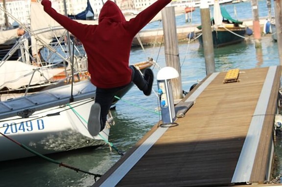 Homme qui saute sur le port