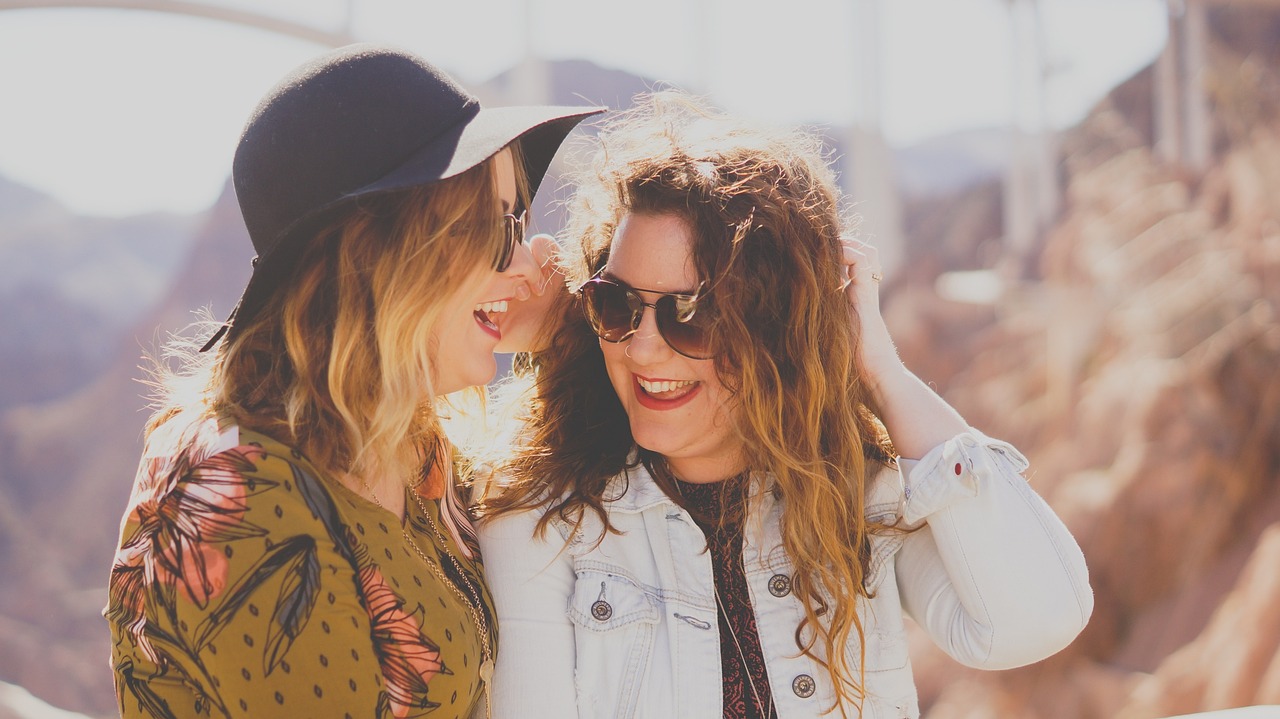 femmes qui sèment du bonheur dans leur vie